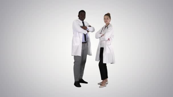 Eğilim geçmişinde çapraz kollu kadın ve erkek doktorlar. — Stok video