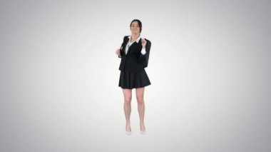 Degrade arka planda dans bir sırt çantası ile güzel kız.