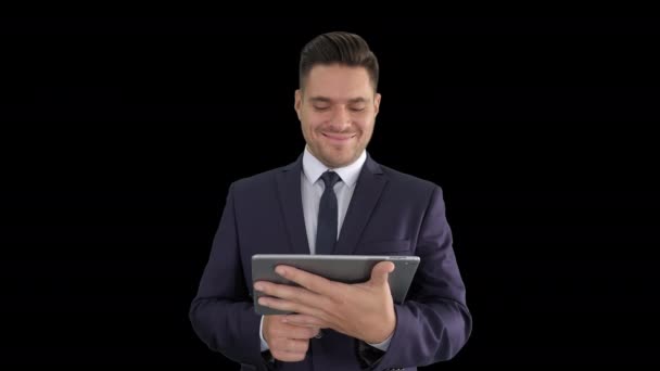成熟的英俊的情感商人看有趣的视频在流行的网站数字平板电脑，阿尔法频道 — 图库视频影像