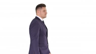 İşadamı beyaz arka planda ilerliyor.