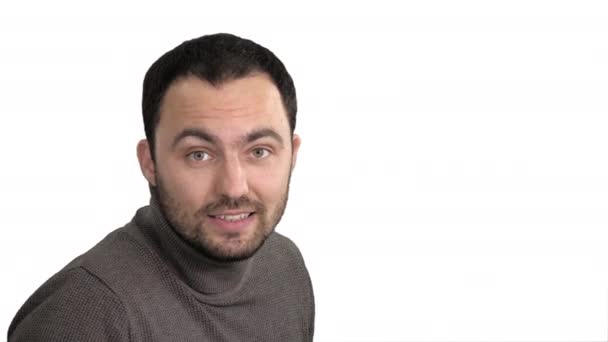 Man in gesprek met camera, witte achtergrond — Stockvideo