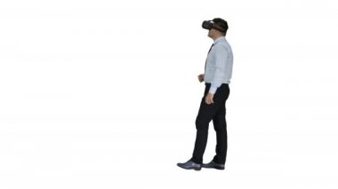VR gözlüklü iş adamı ve beyaz arka plandaki sanal gerçeklik nesneleriyle etkileşim.