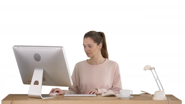 Hermosa mujer trabajando en el ordenador sobre fondo blanco. — Vídeos de Stock