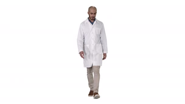 Camminando maschio arabo medico su sfondo bianco. — Video Stock