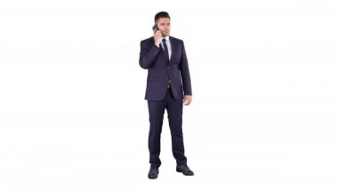 İş, teknoloji ve insan konsepti. Akıllı telefonlu gülümseyen iş adamı beyaz arka planda konuşuyor..