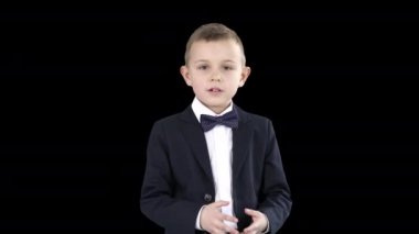 Ciddi küçük çocuk kameraya bir konuşma yapıyor, Alpha Channel
