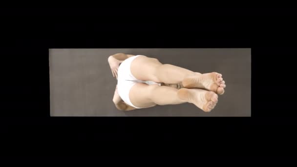 Kobieta ćwicząca jogę, stojąca w ćwiczeniach salamba sarvangasana, wspierana przez pozycję na ramieniu, Alpha Channel — Wideo stockowe