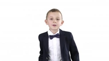 Takım elbiseli çocuk sizi selamlıyor Beyaz arka planda girip çıkıyor.