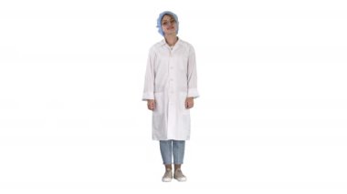 Elleri kalçalı, ayakta, rahat ve gülümseyen, beyaz arka planda çok olumlu ve neşeli doktor kadın.