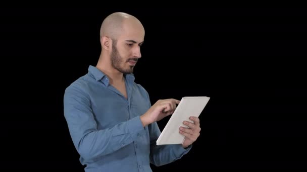 Pohledný arabský obchodní muž používající tablet, alfa kanál — Stock video