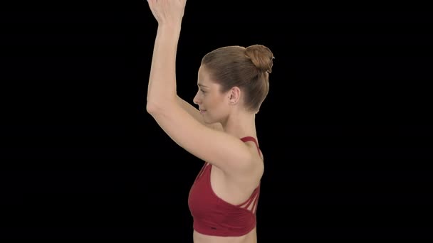 Mladá žena cvičí jógu, alfa kanál — Stock video