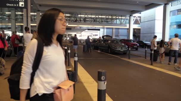 Zürih, İsviçre - 10 Haziran 2018: Havaalanındaki otoparkta bavullu insanlar. — Stok video