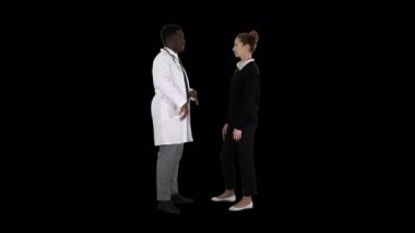 Erkek doktor, Alpha Channel adlı genç kadına ilaç sunuyor.