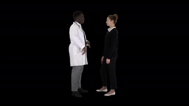 Homme médecin offre des médicaments à la jeune femme, Canal Alpha — Video