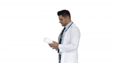 Whitecoat 'taki olgun doktor beyaz arka planda kutudaki yeni hapları tarif ediyor..