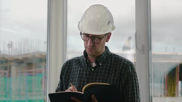 Mérnök írás egy jegyzetfüzetben. — Stock videók