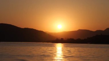Güzel gün batımı. Denizden tepelere manzara.