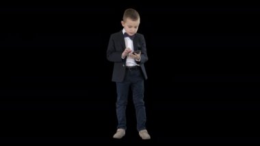 Akıllı çocuk mesaj gönderiyor, online oyun oynuyor, resim gönderiyor, müzik indiriyor, filmler, Alpha Channel