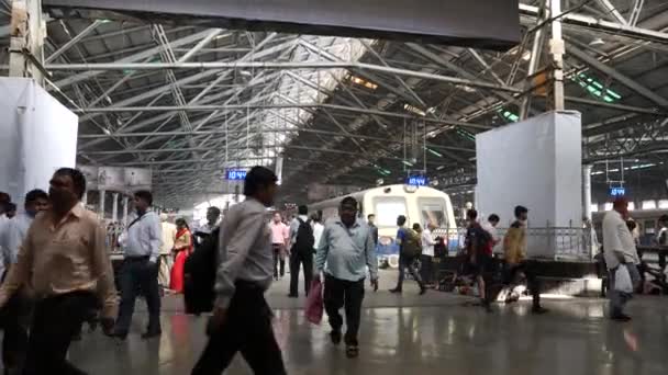 Mumbai, India - 25 december 2017: druk treinstation. — Stockvideo