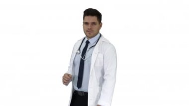 Mutlu doktor ona yakın bir şey gösteriyor ve beyaz arka planda gülümsüyor..