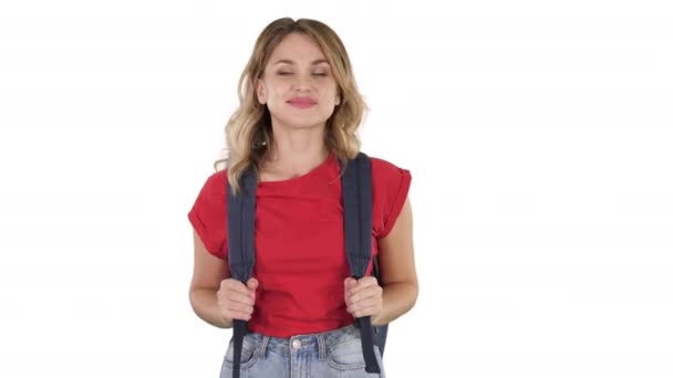 Joven mujer guapa en camiseta casual con mochila y jeans caminando sobre fondo blanco . — Vídeos de Stock