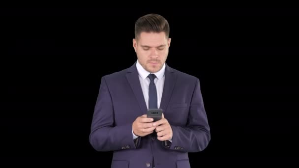 Mensaje de texto de hombre de negocios en el teléfono, canal alfa — Vídeos de Stock