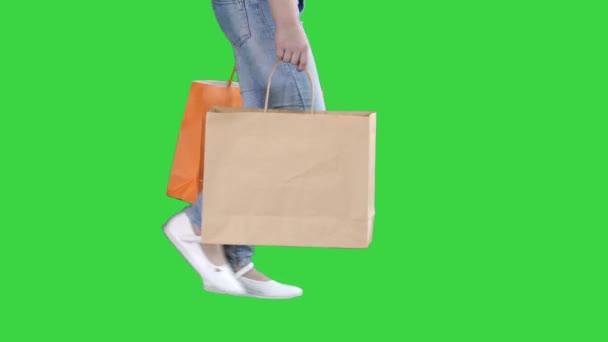 Glad Skolflicka gå med shoppingväskor på en grön skärm, Chroma Key. — Stockvideo