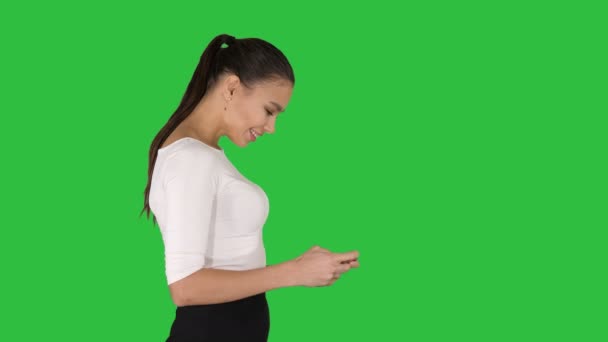 Επιχείρηση γυναίκα με smartphone και περπατώντας σε μια πράσινη οθόνη, πλήκτρο αποχρώσεων. — Αρχείο Βίντεο