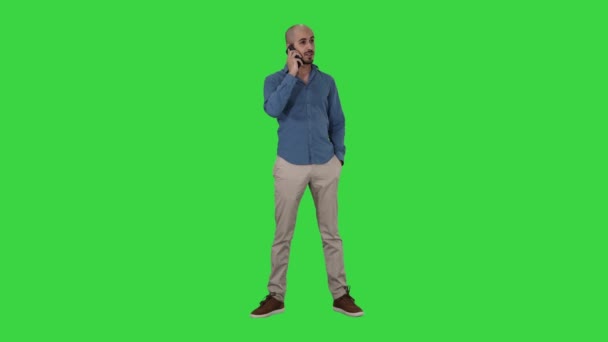 Arabisk man pratar i telefon på en grön skärm, Chroma Key. — Stockvideo