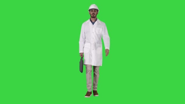 Ingegnere professionista con valigia e casco a piedi su uno schermo verde, Chroma Key . — Video Stock