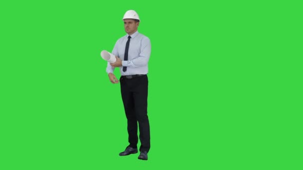 Engenheiro verificando o plano de construção com o que é construído em uma tela verde, Chroma Key . — Vídeo de Stock