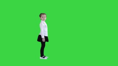Yeşil Ekranda yürüyen elbiseli güzel küçük kız, Chroma Key.