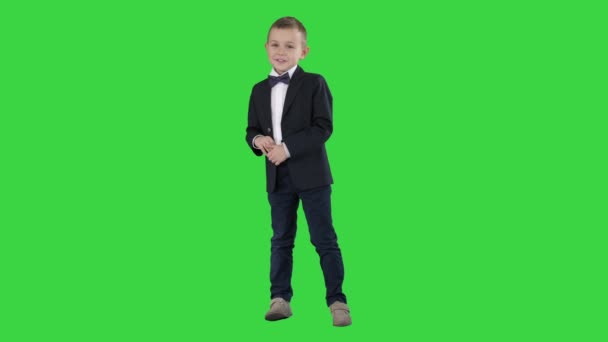 Liten pojke i formell outfit prata och leende på en grön skärm, Chroma Key. — Stockvideo