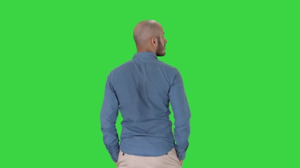 Araber in lässigem Look mit Händen in Taschen auf grünem Bildschirm, Chroma-Schlüssel. — Stockvideo