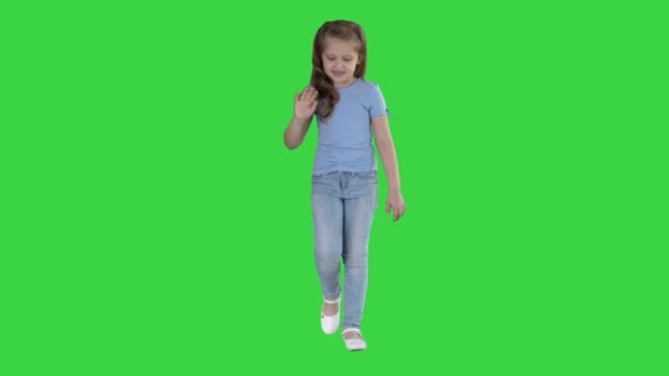 Boldog aranyos kis YouTuber vlogger integetett kézzel mondván Hello Szia nézett kamera beszél, és séta a Green Screen, Chroma kulcs. — Stock videók