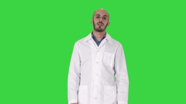 Medico arabo che parla alla macchina fotografica su uno schermo verde, chiave del cromo . — Video Stock