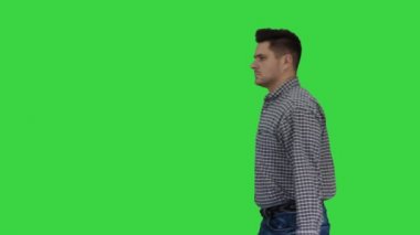 Profesyonel tamirci kavramı Handyman Yeşil Ekranda alet çantası ile yürüme, Chroma Key.