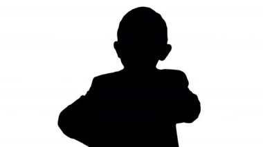 Siluet Yakışıklı çocuk kameraya bakıyor ve el lerini geçiyor.