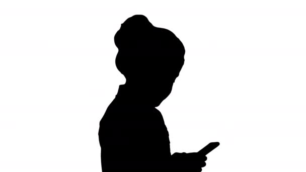 Silhouette kleines Mädchen mit Handy Smartphone. — Stockvideo