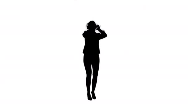 Silhouette Joven mujer de negocios escuchando música en auriculares y bailando . — Vídeos de Stock