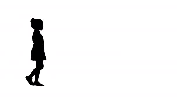 Silhouette Bambina in uniforme scolastica passeggiando . — Video Stock