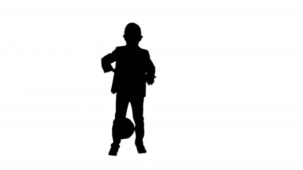Silhouette Junge im formellen Anzug kickt Fußball. — Stockvideo