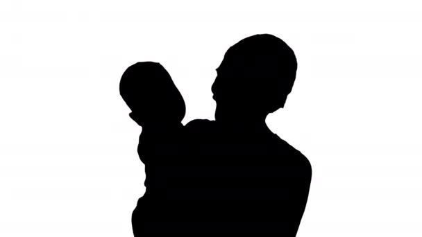 Matka silueta držela dítě a dívala se na kameru s úsměvem.. — Stock video