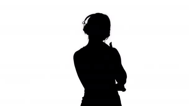 Silhouette Giovane donna sportiva bella godendo la musica in cuffia . — Video Stock