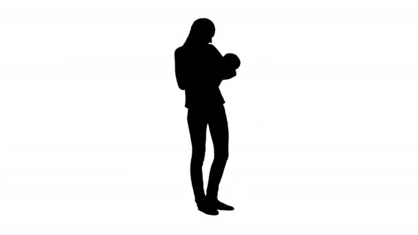 Silhouet moeder geeft baby te drinken uit fles. — Stockvideo