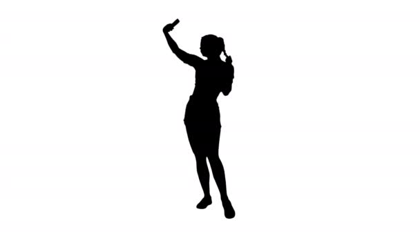 Silhouette Schöne junge Frau macht Selfie. — Stockvideo
