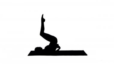 Siluet Kadın yoga yapıyor, salamba sarvangasana egzersizinde duruyor, omuz duruşunu destekliyor.