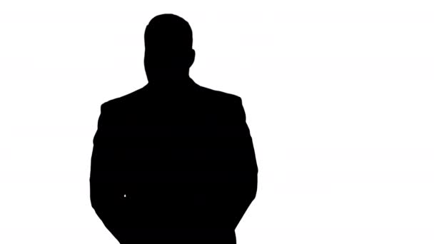 Silhouette Geschäftsmann, der umherläuft und Händchen haltend hinter seinem Rücken umblickt. — Stockvideo