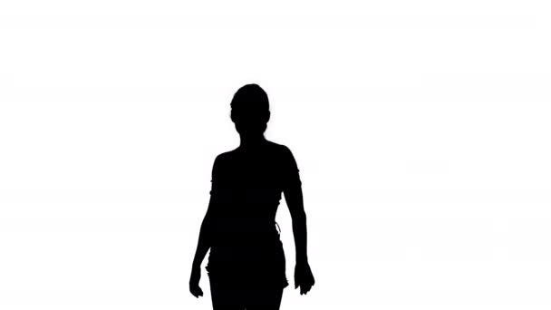 Silhouette Adorabile modella ispanica femminile in pantaloncini di jeans danza . — Video Stock