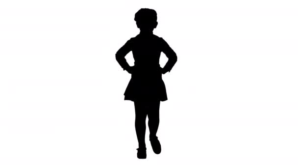 Silhouette Piccola ragazza carina che cammina con le mani sui fianchi . — Video Stock